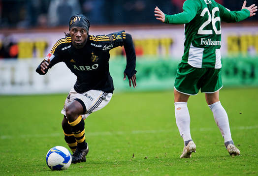 Martin Kayongo Mutumba, AIK, tar sig förbi Simon Helg,