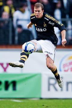 Per Karlsson plockar ner bollen