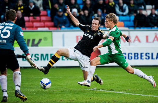 Markus Jonsson, AIK, stoppas av Emil Johansson, Hammarby