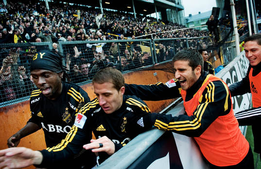 Martin Kayongo Mutumba och Kenny Pavey, AIK, gratuleras