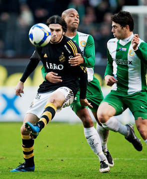 Bojan Djordjic, AIK, hålls om av Christian Traoré,