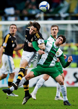 Nils-Eric Johansson, AIK, vinner en luftduell mot Carlos