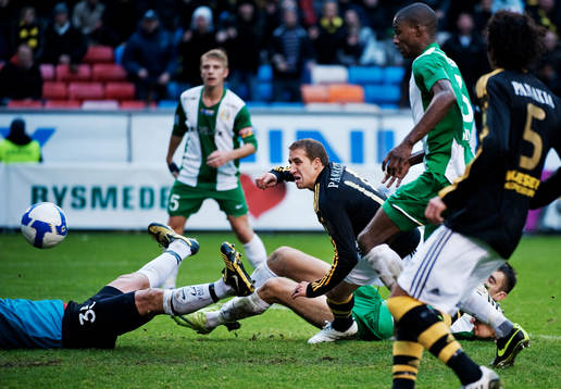 Kenny Pavey, AIK, gör 2-1 bakom Kristoffer Björklund,