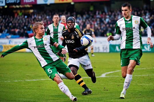 Emil Johansson och Igor Armas, Hammarby, ser till att