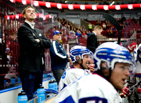 Tommy Salo, tränare, peppar sina spelare i båset