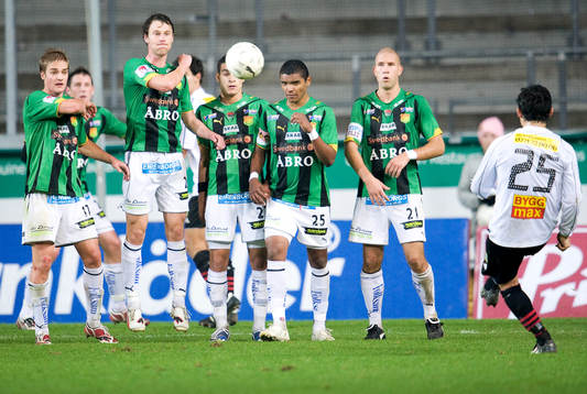 Pablo Pinones Arce, Brommapojkarna, slår frispark som