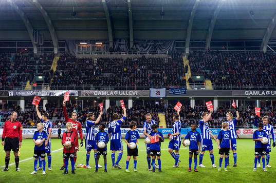 Ge våldet och rasismen rött kort