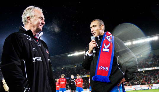 Bo Nilsson, tränare och Henrik Larsson. Avtackning, tal,