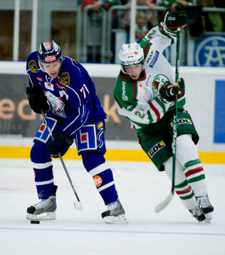 Jeremy Colliton, Rögle, skjuter och Jaroslav Hlinka,