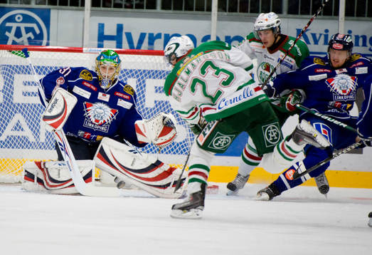 Simon Hajalmarsson, Rögle, skjuter mot Chrisitan