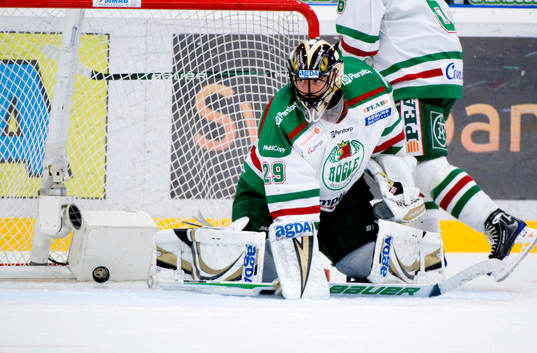 Jürgen Penker, målvakt Rögle släpper in en puck i nätet