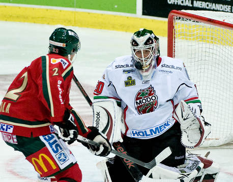 Pucken fastnar i masken på Michal Zajkowski, målvakt,