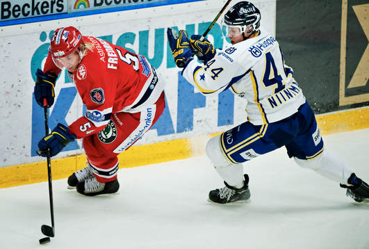 David Fredriksson, Södertälje, jagas av Janne Niinimaa,