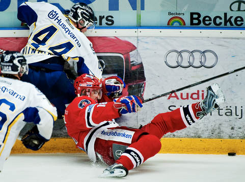 Janne Niinimaa, HV71, fäller Linus Videll, Södertälje