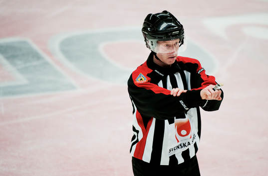Pehr Claesson, domare, signalerar för utvisning