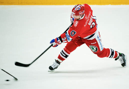 Jiri Bicek, skjuter mot mål