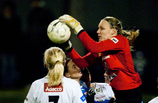 Ulla-Karin Rönnlund, målvakt Umeå plockar ned boll