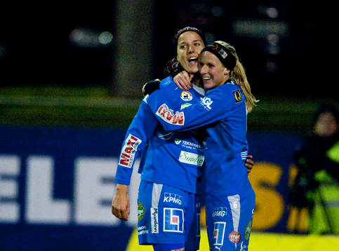 Jessica Landström och Maria Karlsson, Linköping kramas.