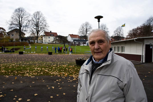 Gunnar Karlsson framför huset på Örjans vall