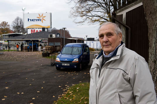 Gunnar Karlsson framför sitt hus på Örjans vall, i