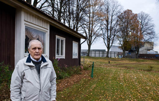 Gunnar Karlsson framför huset på Örjans vall