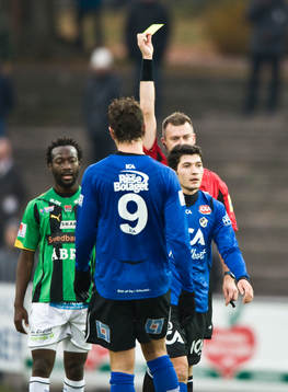 Anel Raskaj, Halmstad, får gult kort, Daniel Stålhammar,