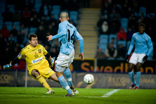 Guillermo Molins, Malmö  spelar in bollen bakom Kristoffer