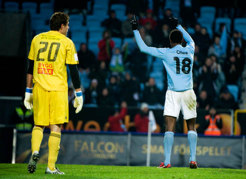 Edward Ofere, Malmö har gjort 1-0. Jubel. Kristoffer