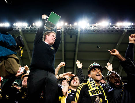 Mikael Stahre, tränare AIK, lyfter Lennart Johanssons