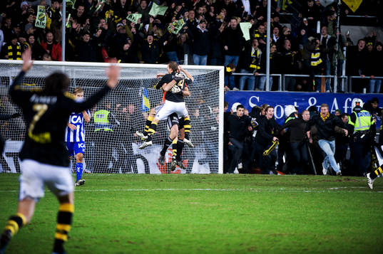 Slutsignalen, AIK-jubel. Fansen stormar planen. Svenska