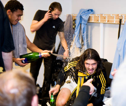 Flavio sprutar champagne på Bojan Djordjic. Svenska