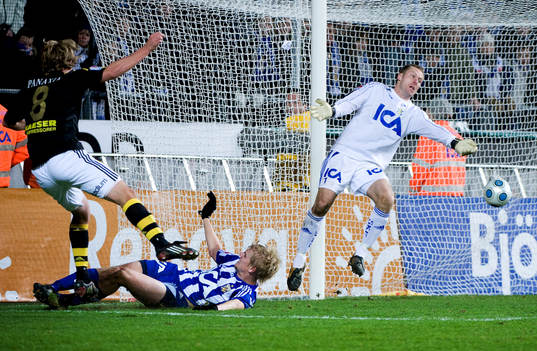 Daniel Tjernström, AIK, gör 1-2. Erik Lund, Kim