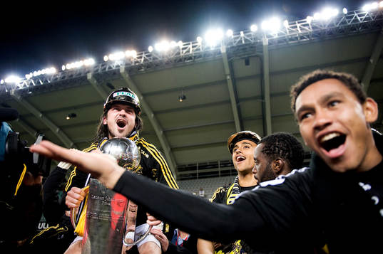 Bojan Djordjic, AIK, med Lennart Johanssons Pokal. Antonio