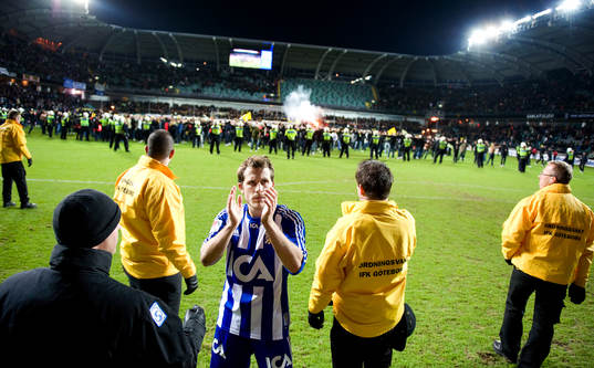 Tobias Hysén, IFK Göteborg, trotsar vakterna och går