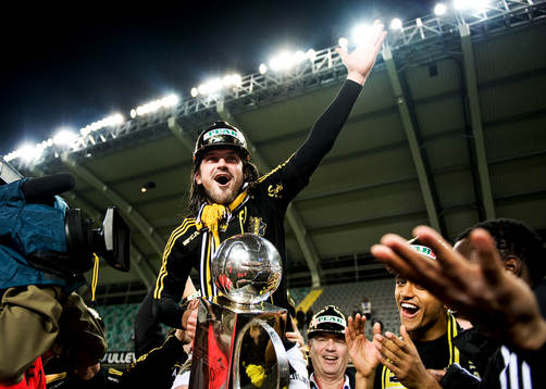 Bojan Djordjic, AIK, med Lennart Johanssons Pokal. Svenska