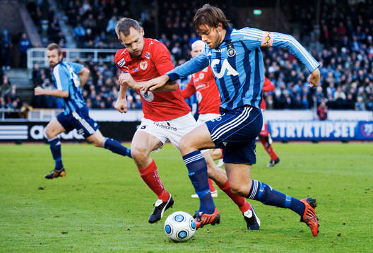 Mikael Dahlberg, Djurgården, tar sig förbi Tobias