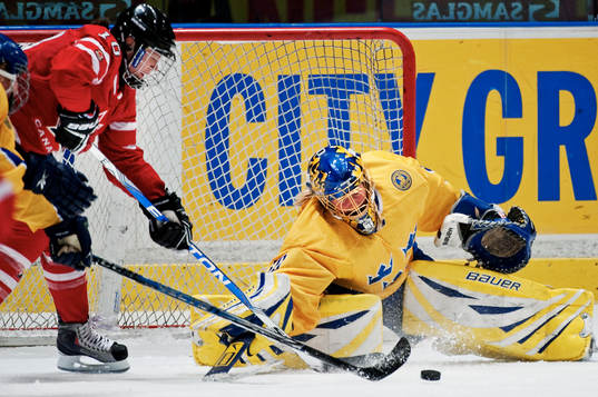 Bläddra bland fler bilder av Ishockey, dam, Sverige - Kanada