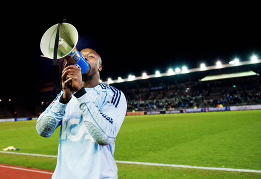 Pa Dembo Touray, målvakt, Djurgården, sjunger en sång