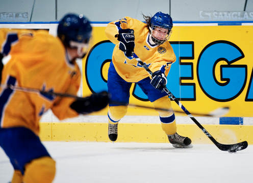 Emma Nordin, Sverige, passar pucken