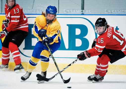 Cecilia Östberg, Sverige, tar sig förbi Jayna Hefford,