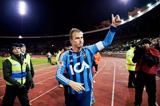 Markus Johannesson ger tummen upp till fansen