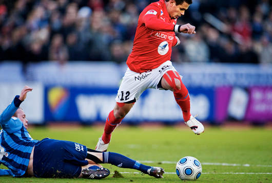 Patrik Haginge, Djurgården, försöker stoppa Daniel