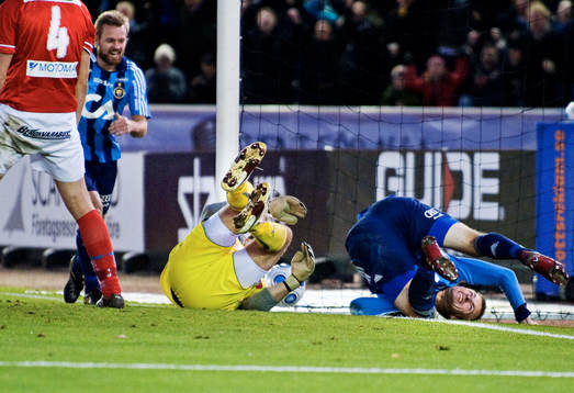 Markus Johannesson, Djurgården, rullar in i mål med bollen