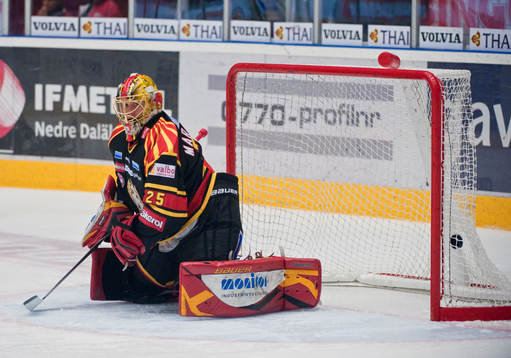 Pucken i mål bakom Jacob Markström, målvakt, Brynäs