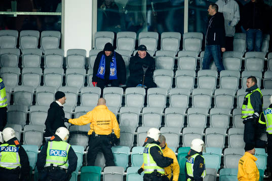 Två pensionärer stter precis där fansen börjar slåss
