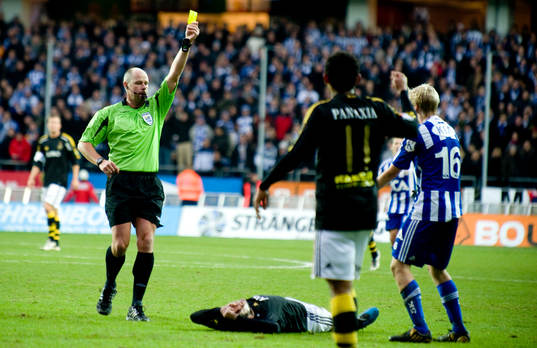 Martin Hansson, domare. Gult kort, varning. Klocka, dator,