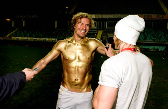 Daniel Tjernström, AIK guldmålas som traditionen bjuder.