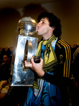 Jorge Ortiz, AIK kysser bucklan. Svenska Mästare, SM-guld,