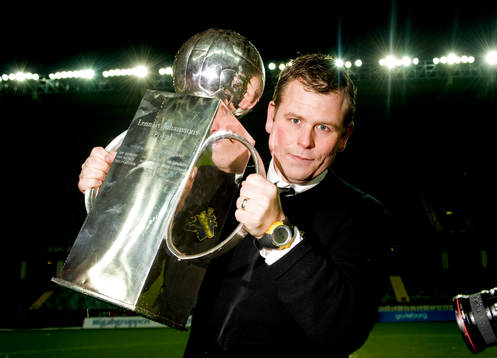 Mikael Stahre, tränare  med pokalen. Svenska Mästare,