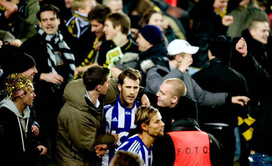 Tobias Hysén, IFK Göteborg, kramas om av AIK-supportrar